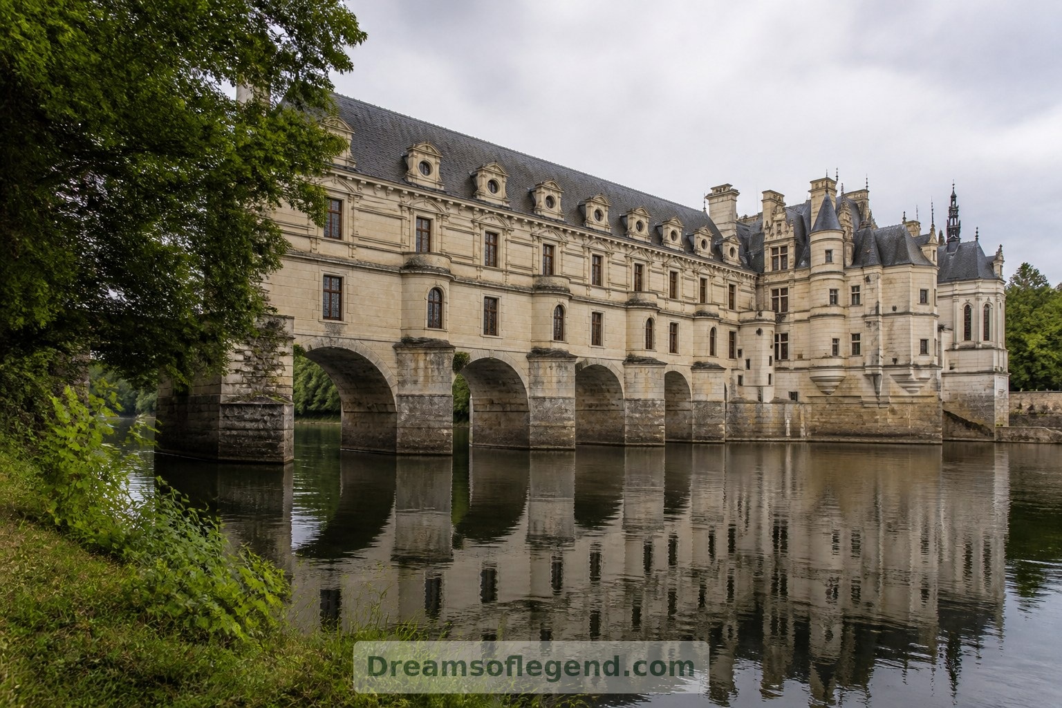 Beim realen Schloss Chenonceau erstreckt sich die Galerie auf Steinbögen über den Fluss Cher.